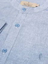 Camisa de manga larga con cuello mao, color celeste con rayas verticales azul marino.