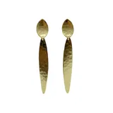 Par de aros colgantes largos de bronce enchapado en oro, con diseño texturado y martillado compuesto por dos piezas en forma de hoja.