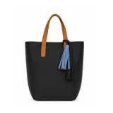 Cartera tipo tote bag de cuero sintético negro con textura granulada, asas fijas en color suela y detalle de borlas colgantes en tonos celeste y negro.