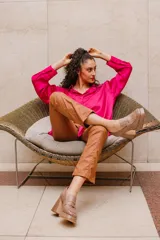 Mocasines color beige con estampado de piel de cocodrilo, plataforma y tacón cuadrado.