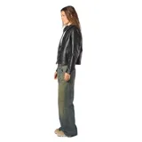 Campera de cuero sintético color negro, con cuello camisero, cierre frontal metálico, bolsillos laterales diagonales y puños con botón metálico.