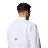 Camisa de manga larga Columbia, diseñada para actividades al aire libre y pesca. Presenta un diseño funcional con dos bolsillos frontales con solapa, cuello con cierre a presión, aberturas de ventilación y mangas enrollables con trabillas. Confeccionada con tecnología de repelencia avanzada Omni-Shield Blood 'n Guts y protección solar Omni-Shade.