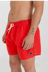 Short de baño celeste con cordón ajustable en la cintura.