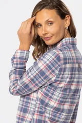 Camisa de algodón a cuadros azules y celestes con detalles en rosa, de manga larga con puños abotonados y dos bolsillos en el pecho con botón.