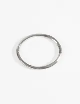 Pulsera rígida de acero quirúrgico plateado con diseño ovalado y cierre articulado.