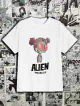 Remera blanca de manga corta con estampado de un alienígena con disfraz de oso y el texto "ALIEN ADVENTURE CLUB".