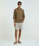 Camisa de hombre marca Marfinno, confeccionada en lino puro color marrón. Presenta un corte comfort, cuello inglés, manga larga y cierre frontal con botones.