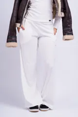 Pantalón palazzo blanco de corte amplio con cintura elástica.