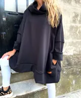 Canguro negro oversize con cuello alto, mangas largas con puños ajustados y bolsillo tipo parche con etiqueta de cuero en el ruedo.