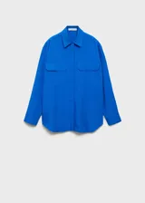 Camisa de corte recto y diseño largo, confeccionada en tejido fluido mezcla de lyocell y lino. Presenta cuello camisero, cierre frontal de botones ocultos bajo tapeta, mangas largas con puños abotonados y dos bolsillos de solapa en el frente.