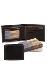 Billetera de cuero vacuno en color marrón oscuro, con diseño clásico plegable. Cuenta con visor transparente para documentos, múltiples ranuras para tarjetas y doble compartimento para billetes. Incluye costuras reforzadas en contraste.