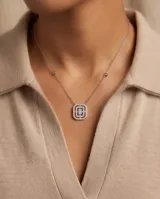 Collar de acero con dije rectangular geométrico recubierto de circonias y cadena fina con cuentas esféricas.
