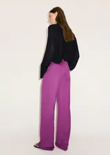 Pantalón sastre color fucsia de tiro bajo, con diseño recto, bolsillos laterales, bolsillos de ribete posteriores y detalle de pinzas.