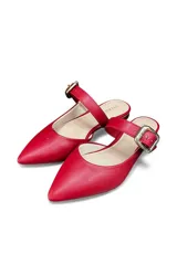 Zuecos rojos marca Ana Paula, con diseño de punta fina, taco bajo y tira en el empeine con hebilla metálica grande.
