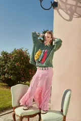 Zapato plano tipo ballerina, tejido a mano en crochet con rayas horizontales en tonos marrón, amarillo y blanco. Tiene tiras para atar al tobillo y suela de cuero intervenida con crochet.