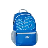 Mochila New Balance de diseño compacto en color azul, con estampado gráfico del logo en el compartimento principal y logo pequeño en el bolsillo frontal. Cuenta con cierre principal, bolsillo frontal con cierre, bolsillos laterales de malla y correas ajustables.