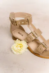 Sandalia de cuero vacuno color negro, con múltiples tiras y hebillas metálicas ajustables. Tiene taco bajo, forro y plantilla de cuero, y suela sintética.