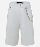 Bermuda ancha tipo baggy de sarga de algodón, color blanco, con cierre tradicional, bolsillos y detalle de cadena metálica colgante.