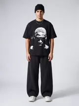 Pantalon deportivo de corte baggy y silueta oversize, confeccionado en algodon. Presenta cintura elastizada y costuras decorativas verticales que estructuran el diseño de las piernas.