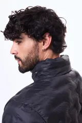 Campera puffer negra con diseño termosellado, cuello alto y cierre frontal completo. Confeccionada en nylon, ofrece ligereza y protección.
