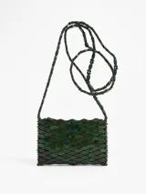 Bandolera artesanal Mamba Mini de color verde, confeccionada con piezas de madera con forma de rombo entrelazadas. Cuenta con un diseño plano, estructura compacta y correa larga de cuentas de madera.