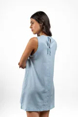 Vestido corto sin mangas de lino, con cuello redondo y cierre de lazo en la parte posterior.