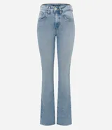 Pantalón bootcut de jeans con elastano, tiro alto, bolsillos delanteros y traseros, y cierre con botón.