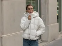 Anorak acolchado de corte corto, resistente al agua y al viento. Cuenta con cuello subido, capucha ajustable con cordones, cierre frontal con cremallera y bolsillos laterales con forro polar. El bajo es ajustable mediante cordones elásticos.