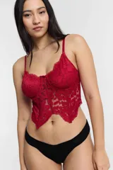 Corset blanco de encaje con tirantes finos regulables.