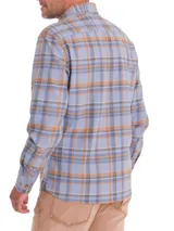 Camisa de franela de algodón orgánico con estampado de cuadros en tonos gris, naranja y marrón, de manga larga, cuello italiano y calce modern fit.