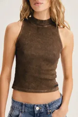 Top cropped de tejido canalé con efecto acid wash en color marrón, corte ajustado al cuerpo, cuello alto y diseño sin mangas.
