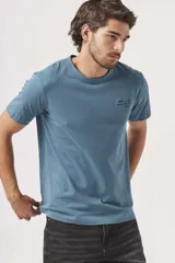 Remera de manga corta color azul grisáceo, con cuello redondo y un pequeño texto bordado en negro en el pecho.