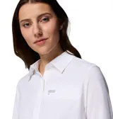 Camisa de aventura Columbia modelo Silver Ridge Utility, color blanco, de manga larga con tecnología Omni-Shade y Omni-Wick, cuello camisero, cierre frontal de botones y bolsillos en el pecho con solapa y cierre de cremallera.