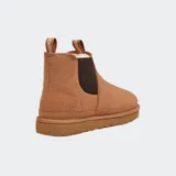 Botas UGG modelo Neumel Chelsea de gamuza color marrón, con doble elástico lateral, forro de lana UGGplush y suela Treadlite by UGG.
