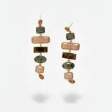 Caravanas colgantes de diseño lineal compuestas por una serie de piedras naturales de diversas formas y colores engarzadas en metal dorado.