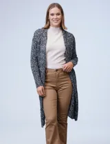 Cardigan largo de tejido boucle color negro con detalles en blanco y gris.