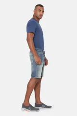 Short de denim Levi's 501 Original color azul con lavado claro, corte regular, tiro medio y bragueta con botones.