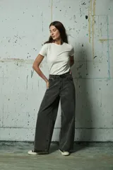 Jean de corte wide leg en color gris lavado, con diseño de tiro alto y cinco bolsillos.