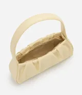 Cartera tipo baguette marca Satinato, confeccionada en PU color beige, con diseño estructurado, detalles fruncidos laterales y asa fija para el hombro.