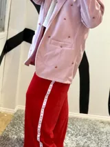 Pantalón de jogging rojo de plush con cinta lateral con el logo en color rosa.