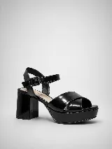 Sandalias de taco alto ancho con plataforma, color plateado metalizado, con tiras cruzadas en el empeine y tira al tobillo con hebilla ajustable.