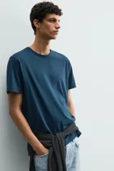 Camiseta de corte regular fit en color blanco, con cuello redondo y mangas cortas.