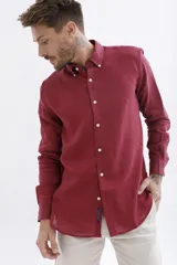 Camisa de lino color crudo, de manga larga y corte clásico.