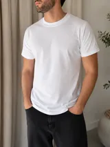 Remera básica de algodón color blanco, con cuello redondo y mangas cortas de corte clásico.