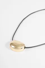Collar de cordón negro con dije colgante metálico de diseño bold plateado y brillante, con cierre ajustable de cadena y mosquetón.