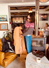 Sweater de punto grueso color gris con guarda pampa en tonos fucsia y blanco en el canesú.