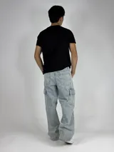 Pantalón jean celeste de corte holgado con bolsillos cargo laterales.