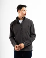 Campera de polar con cierre frontal completo, cuello alto y bolsillos laterales. Presenta un diseño liso en color gris oscuro con un pequeño logo bordado en el pecho.
