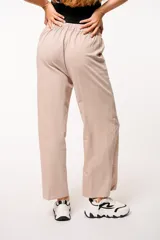 Pantalón sastrero color borgoña, de gabardina con elástico en la parte trasera.