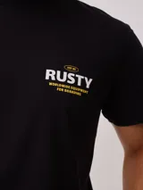 Remera de hombre de corte regular fit, confeccionada en algodón, con estampado gráfico en la espalda que incluye el logo de la marca y la frase 'Global Wave Chasers'.